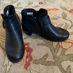Orthofeet low heel ankle boots with arch support. 7 wide